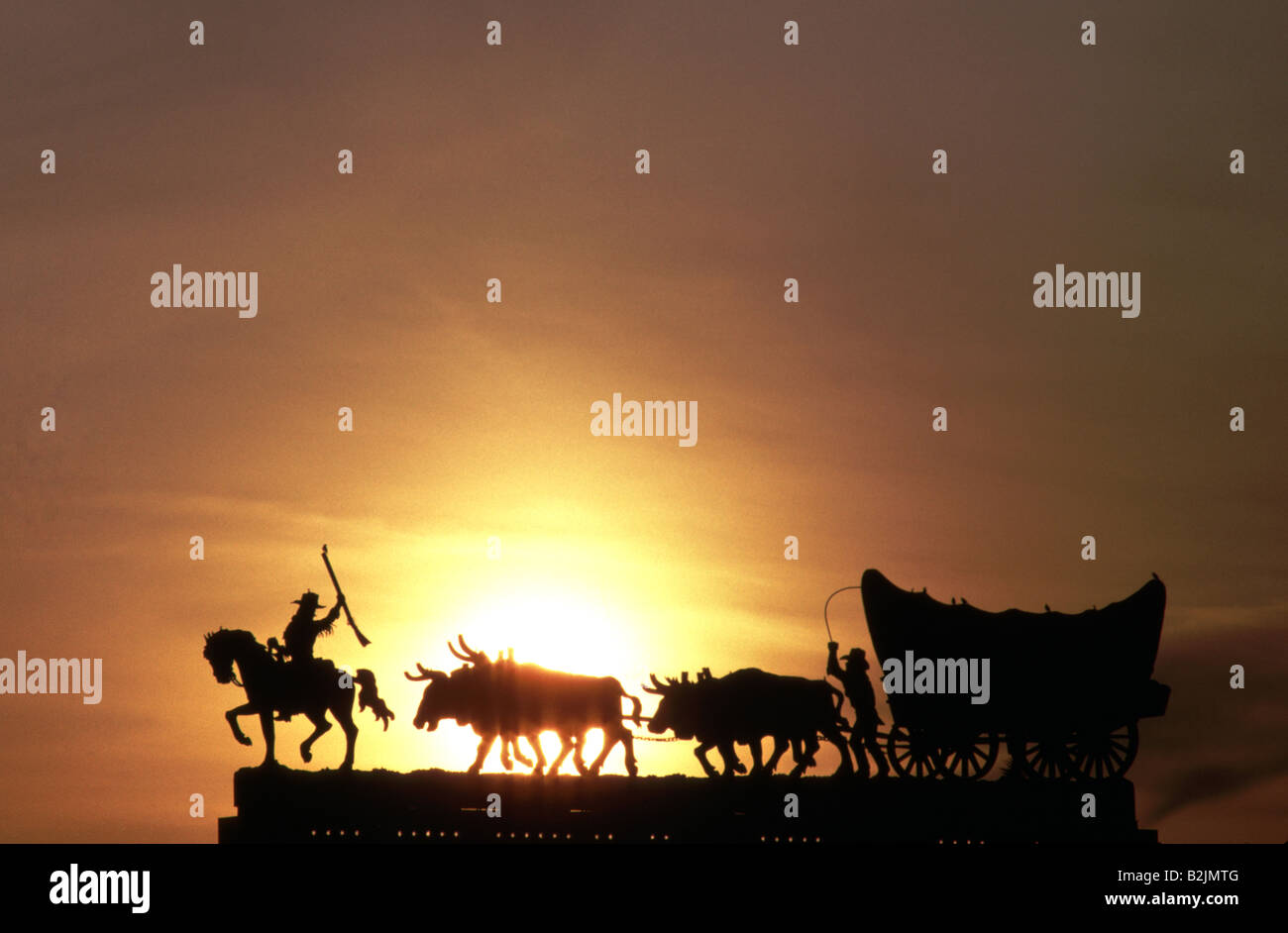 Haut d'un panneau d'affichage dans le Dakota du Sud représentant un convoi de chariots couverts par l'équipe Banque D'Images