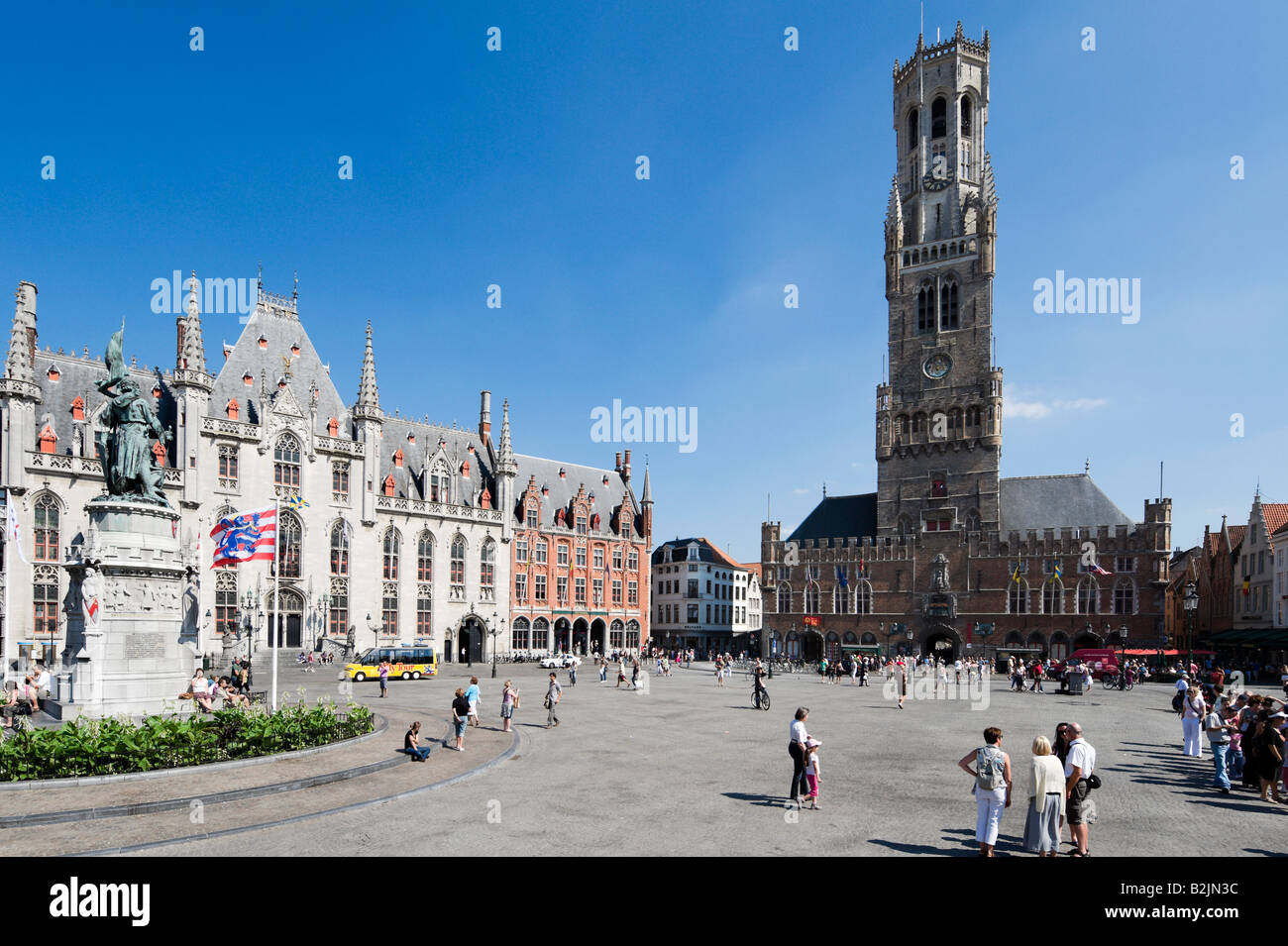 Grote Markt (Grand Place) et du beffroi, dans le centre de la vieille ville, Bruges, Belgique Banque D'Images