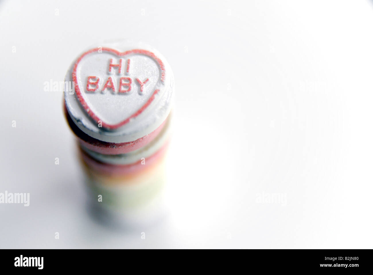 'Bonjour' Bébé intitulé sur un tas de bonbons de chaleur d'amour Banque D'Images