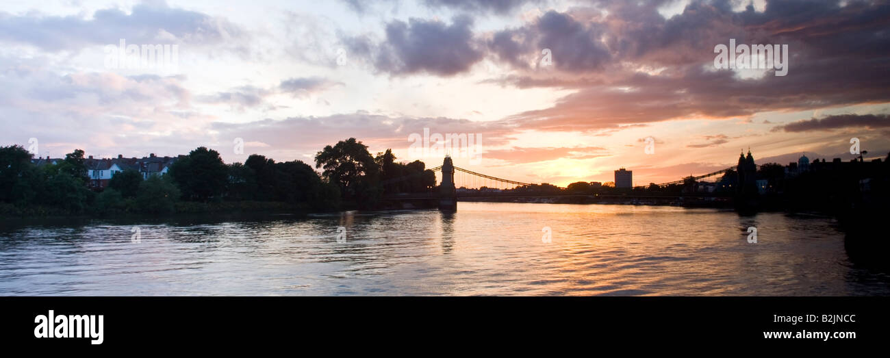 Coucher de soleil sur Hammersmith Bridge Hammersmith London England UK Banque D'Images