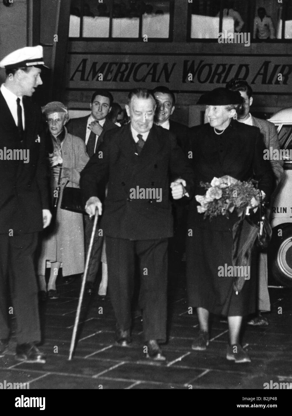 Raeder, Erich, 24.4.1876 - 6. 11.1960, amiral allemand, libéré de prison, avec la femme Erika, Aéroport de Tempelhof, 26.6.1955, Banque D'Images