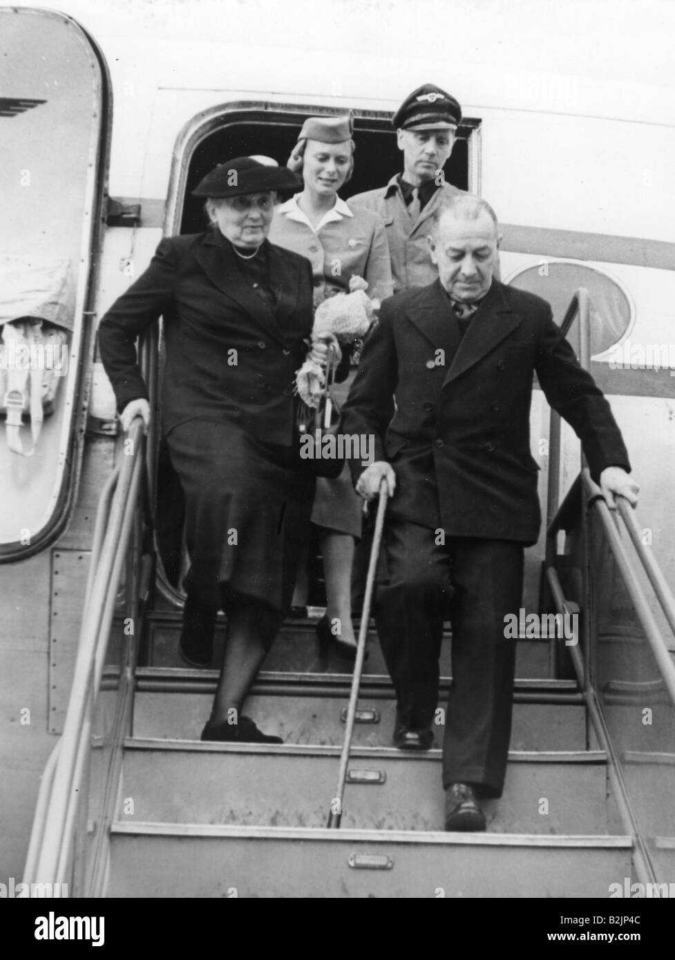 Raeder, Erich, 24.4.1876 - 6. 11.1960, amiral allemand, libéré de prison, avec sa femme Erika, laissant l'avion, Aéroport de Hanovre, 26.6.1955, , Banque D'Images