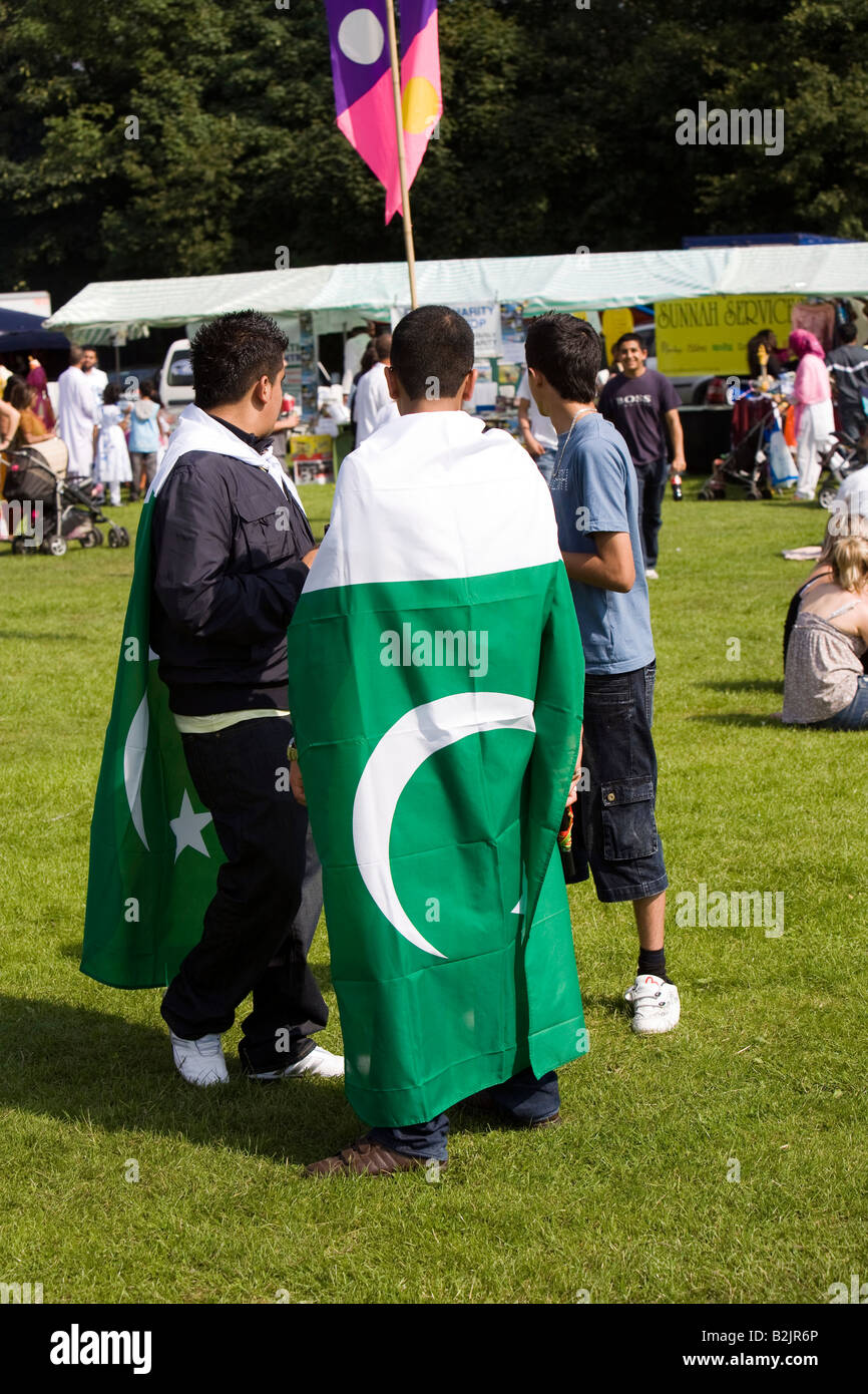 UK Angleterre Manchester Platt Fields Mega Mela jeunes Pakistanais drapé dans le drapeau national Banque D'Images
