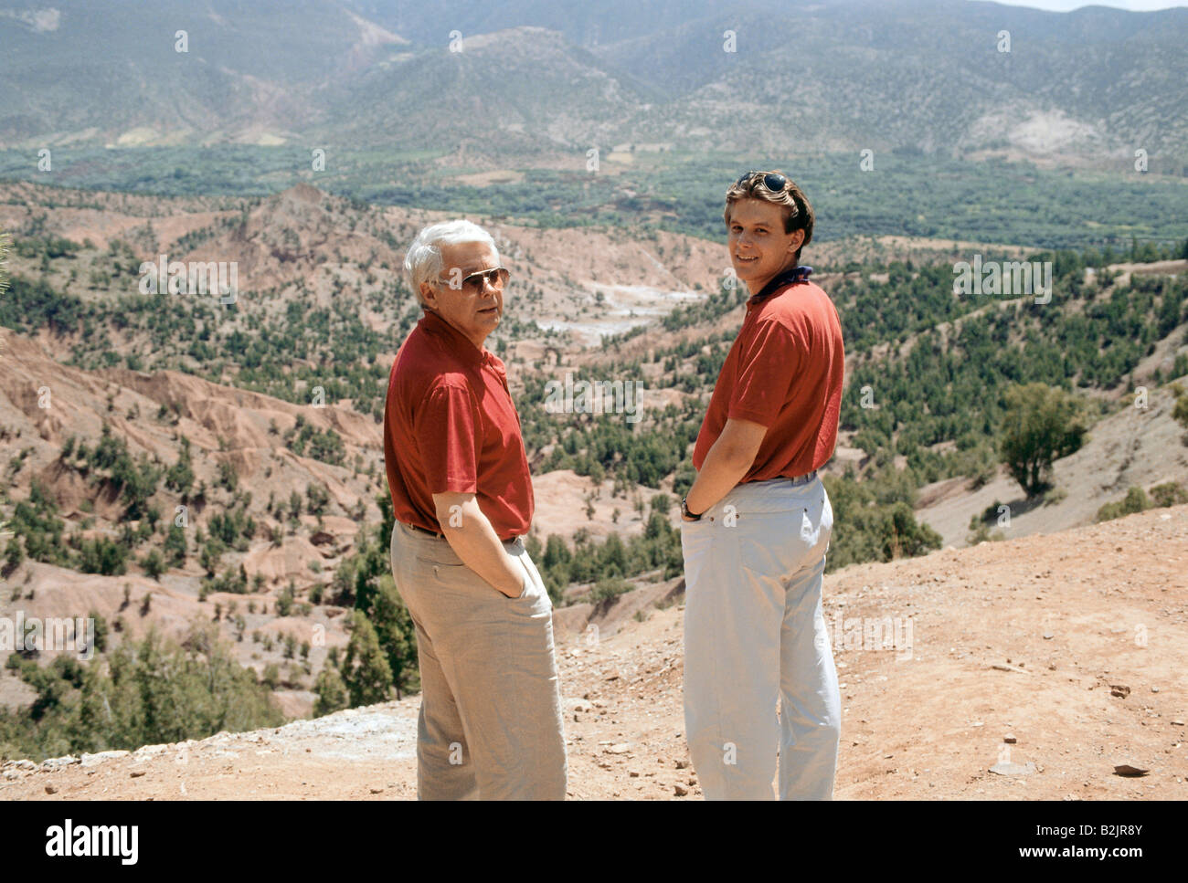 Weck, Peter, * 12.8.1930, acteur autrichien, demi-longueur, avec son fils Philipp Daniel, pendant la fusillade, 'Sicher ist sicher', Maroc, 1990, Banque D'Images