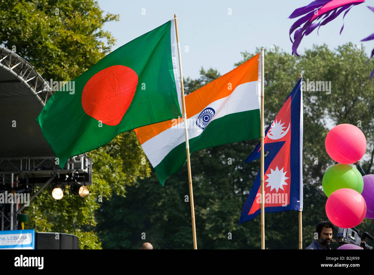 UK Angleterre Manchester Platt Fields Mega Mela indien du Bangladesh et le népalais drapeaux flottants ensemble Banque D'Images