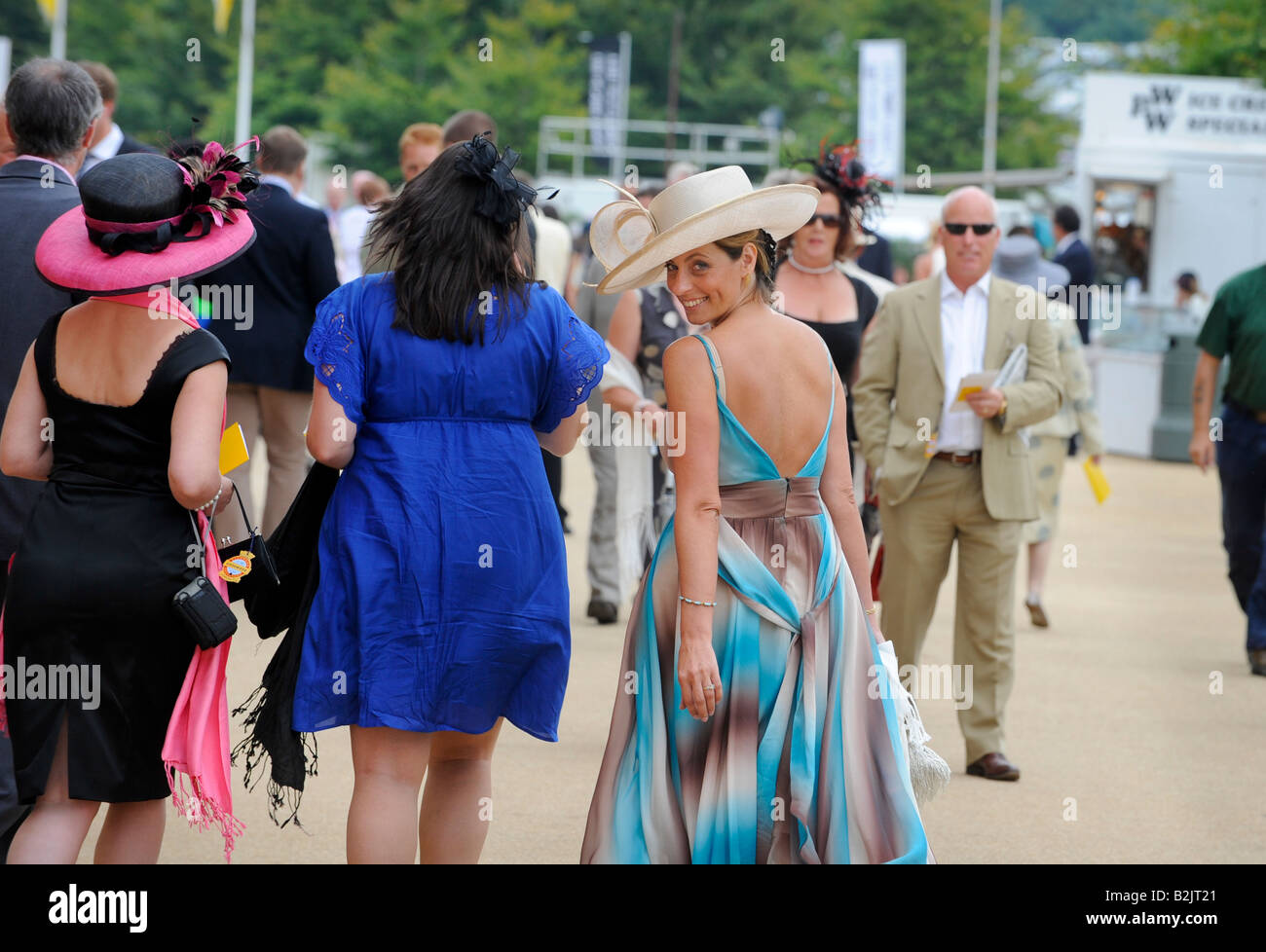 Glorious Goodwood : foules pack les stands sur la populaire ladies' day. Banque D'Images