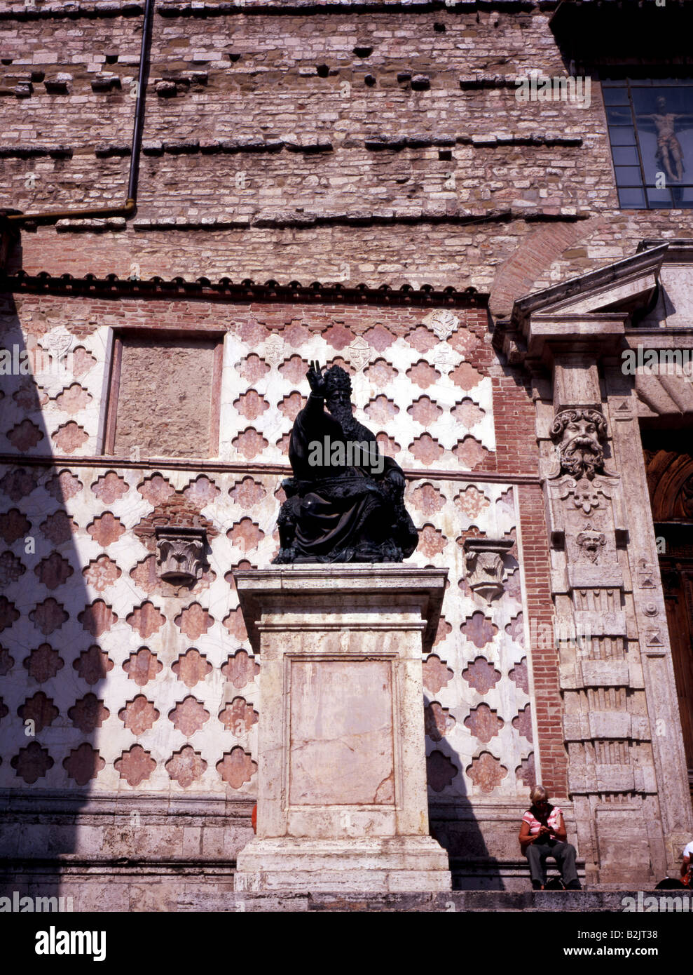 Assis Staue du pape Jules 2e 1555 à l'entrée du Duomo de San Lorenzo Perugia Ombrie Italie Banque D'Images