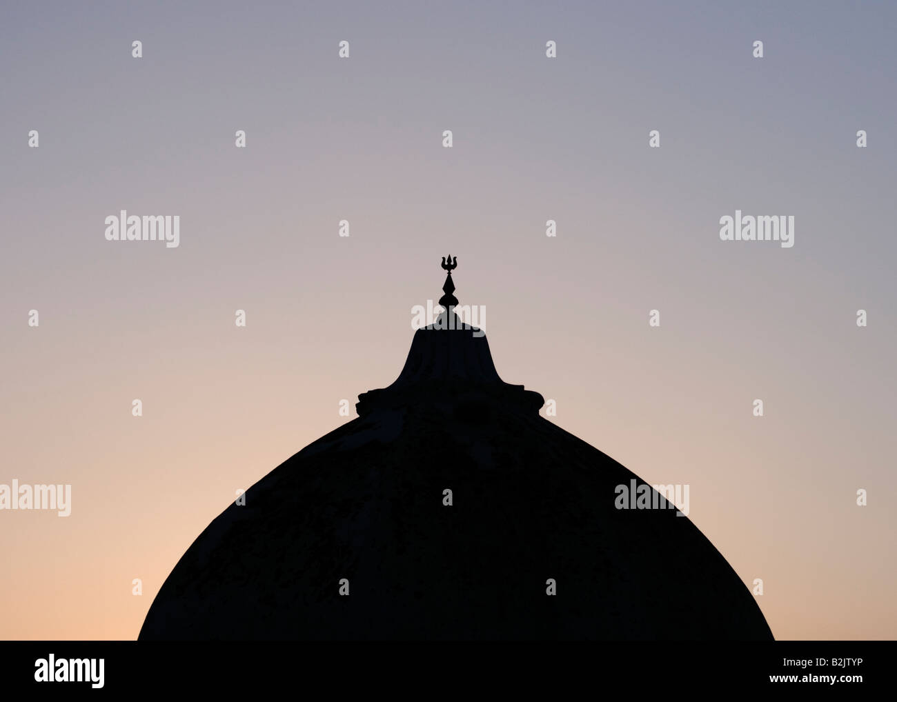 Silhouette d'un temple avec un trident sur le dessus Banque D'Images