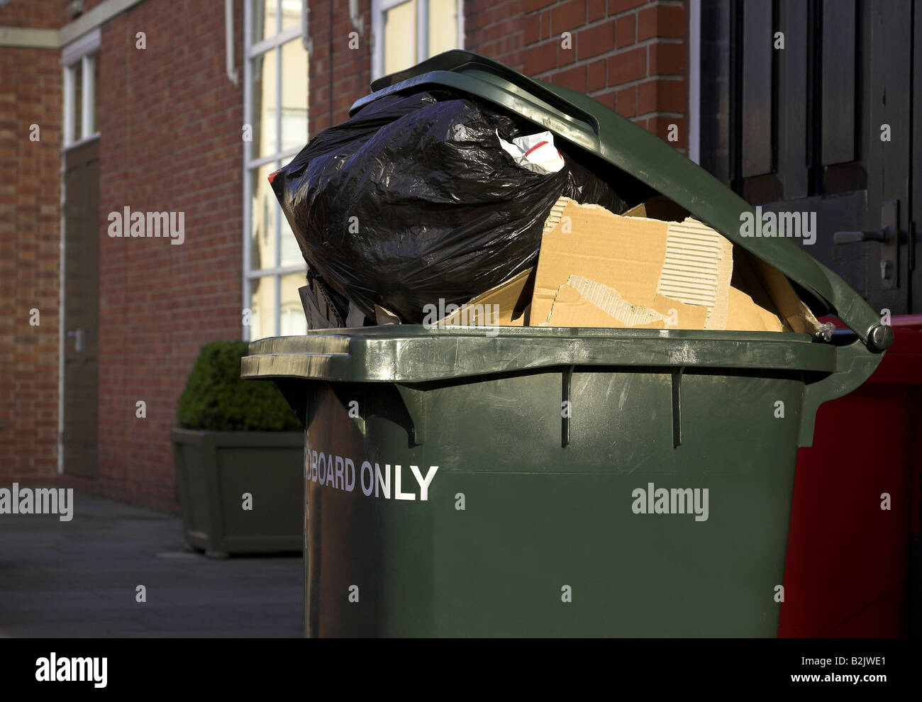 Wheelie bin avec les déchets ménagers pour le recyclage Banque D'Images