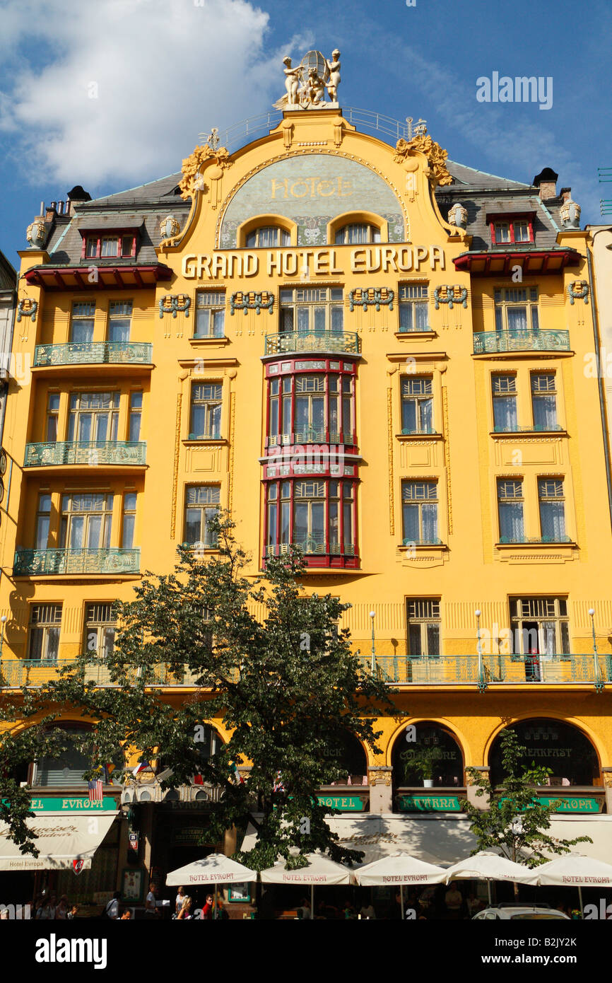 La façade art nouveau jaune vif du Grand Hotel Europa à la place Venceslas à Prague Banque D'Images