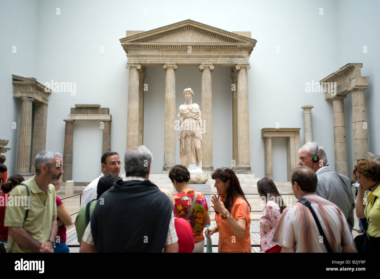 Les visiteurs admirer les anciennes reliques à l'intérieur célèbre Musée Pergamon de Berlin Allemagne 2008 Banque D'Images