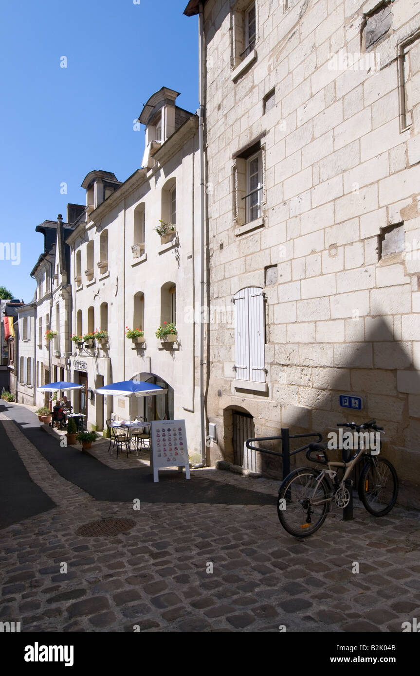 Rue calme avec restaurant / bar à vin, Chinon, France. Banque D'Images