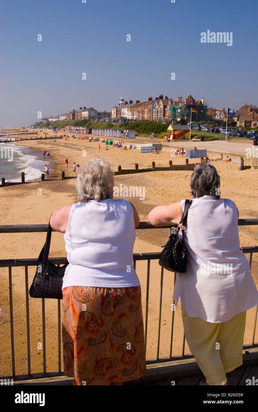 Les gens sur Southwold Pier donnent sur Beach sur une chaude journée d'été au Royaume-Uni Banque D'Images