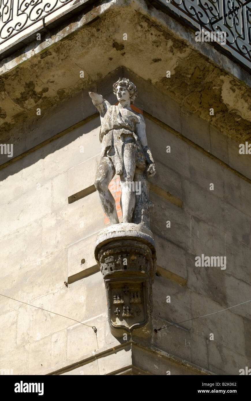 Statue au-dessus de coin de rue, Chinon, France. Banque D'Images