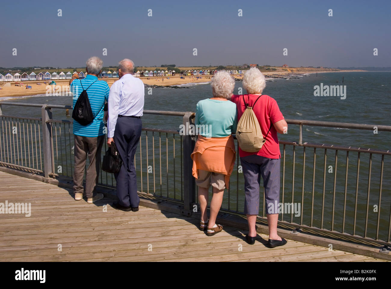 Les gens sur Southwold Pier donnent sur Beach sur une chaude journée d'été Banque D'Images