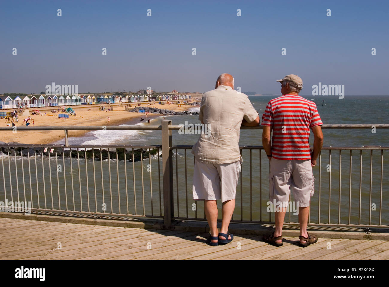 Les gens sur Southwold Pier donnent sur Beach sur une chaude journée d'été Banque D'Images