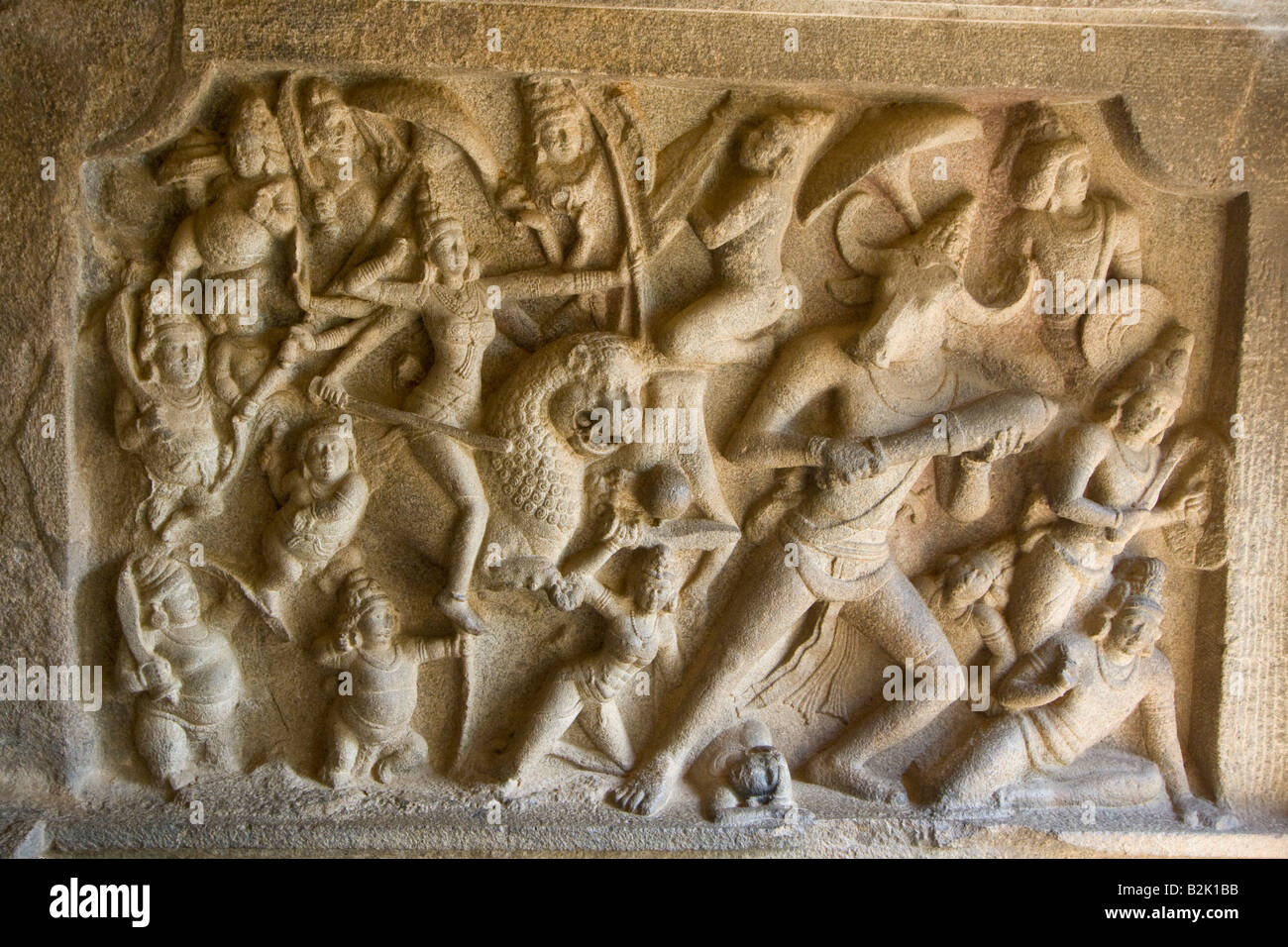 L'allégement de la sculpture sur pierre à l'intérieur Mahishasuramardhini Cave Temple à Mamallapuram Inde du Sud Banque D'Images