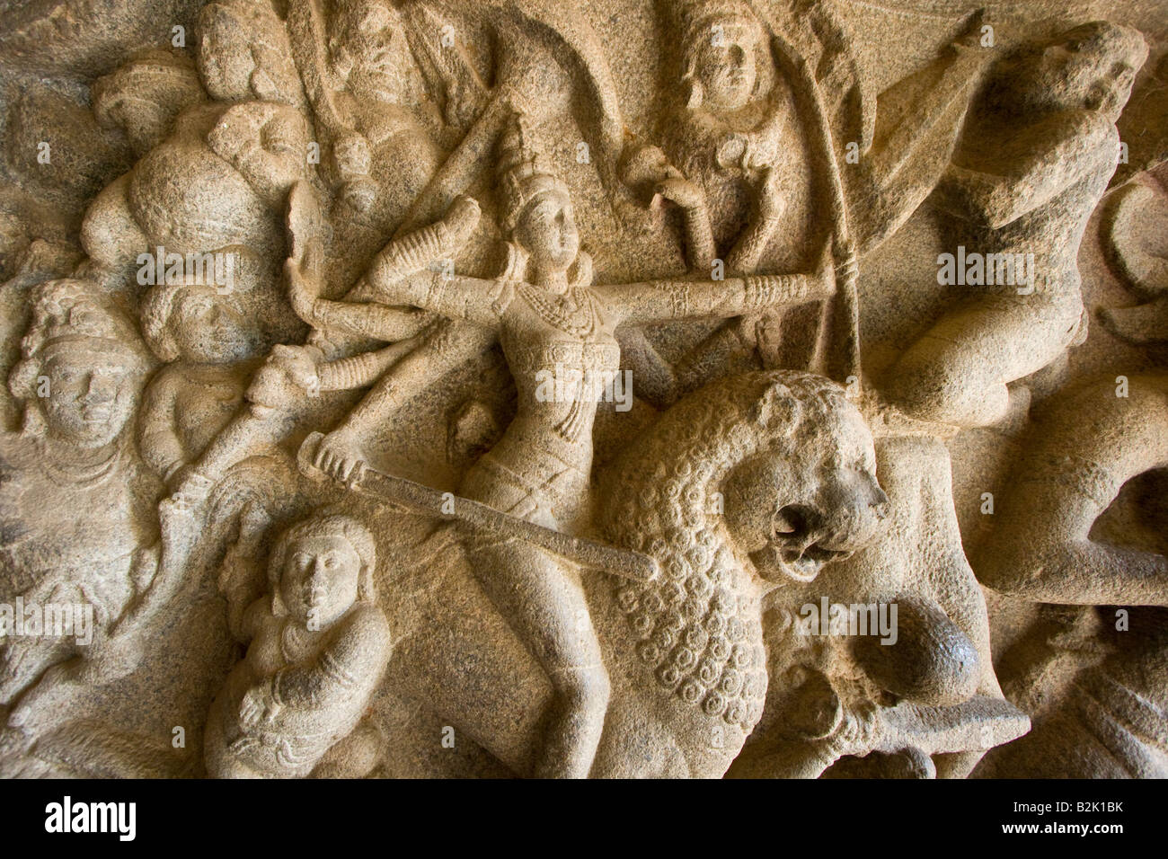 L'allégement de la sculpture sur pierre à l'intérieur Mahishasuramardhini Cave Temple à Mamallapuram Inde du Sud Banque D'Images