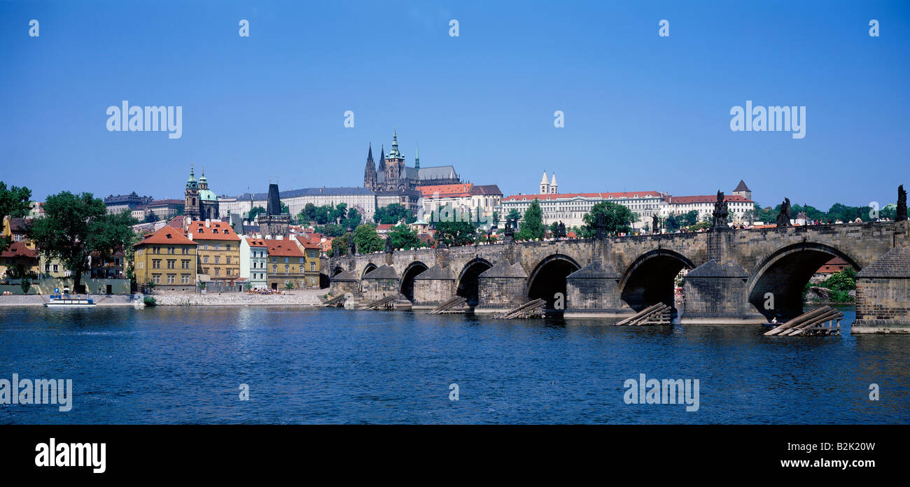 Géographie / billet, la République tchèque, Prague, vue sur la ville / paysages urbains, Prague, le Pont Charles, le château de Prague, la cathédrale Saint-Guy, Additional-Rights Clearance-Info-Not-Available- Banque D'Images