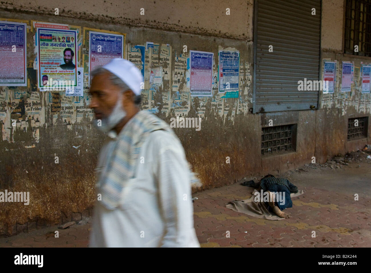 Garçon sans-abri dormant dans la rue à Mumbai Inde Banque D'Images