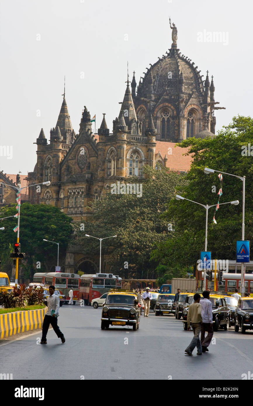 Scène de rue en face de la Gare Chhatrapati Shivaji de Mumbai Inde Banque D'Images