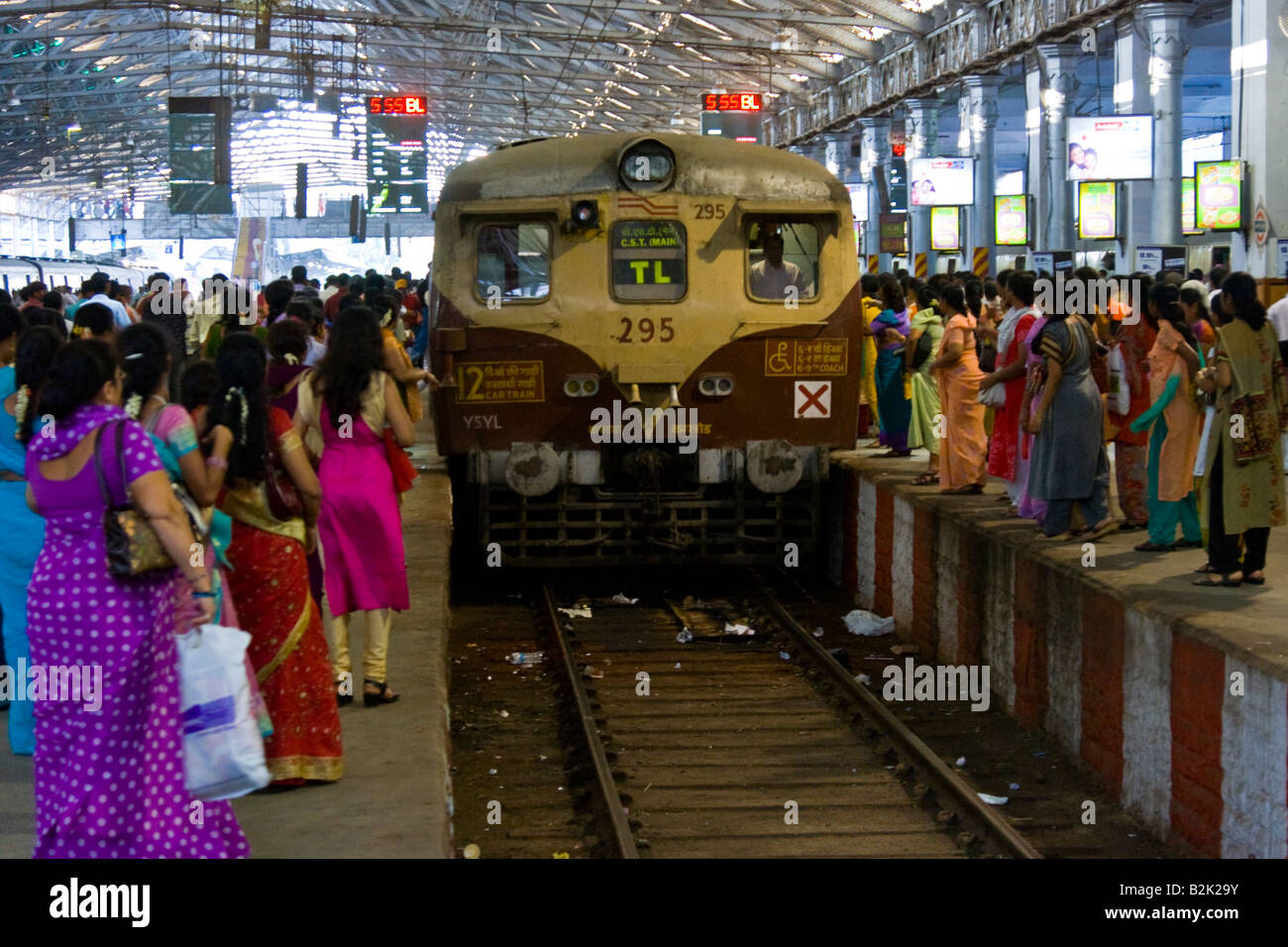 Plate-forme de train bondé de la Gare Chhatrapati Shivaji de Mumbai Inde Banque D'Images