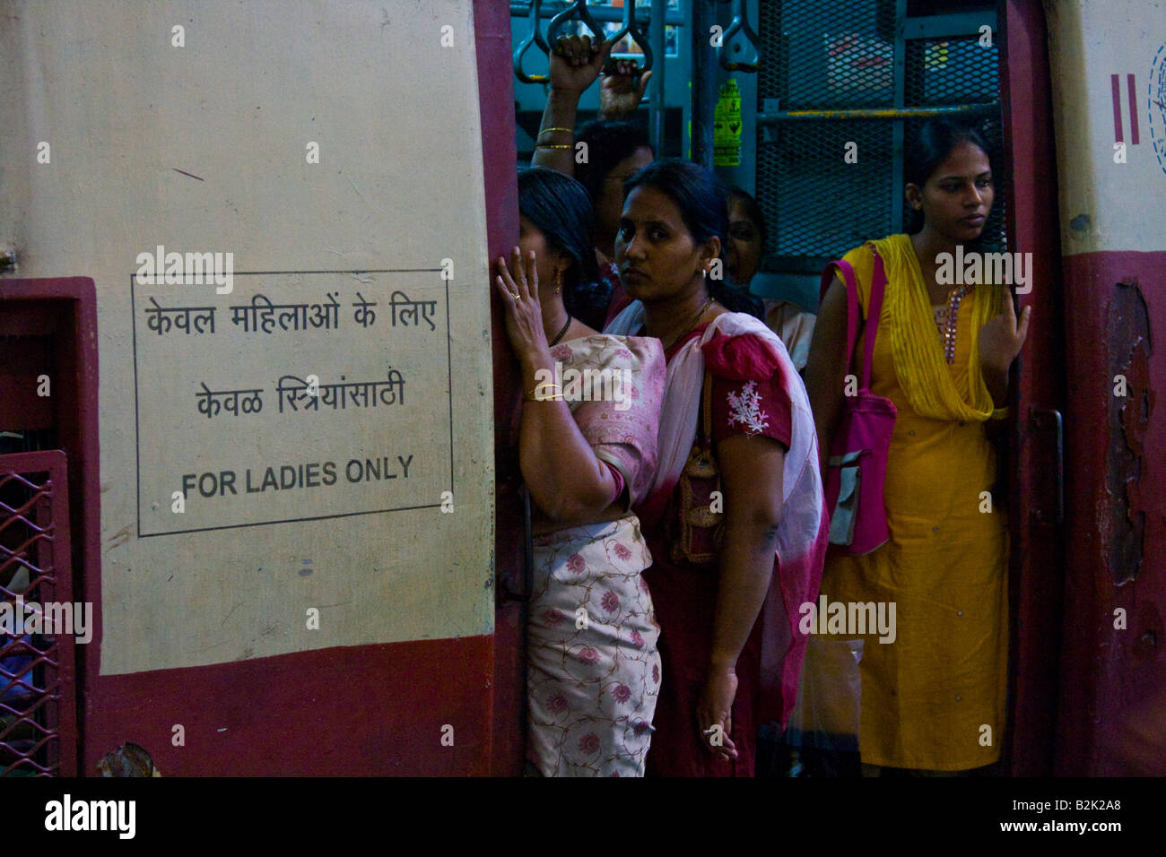 Femme Seulement compartiment sur un train en gare Chhatrapati Shivaji de Mumbai Inde Banque D'Images