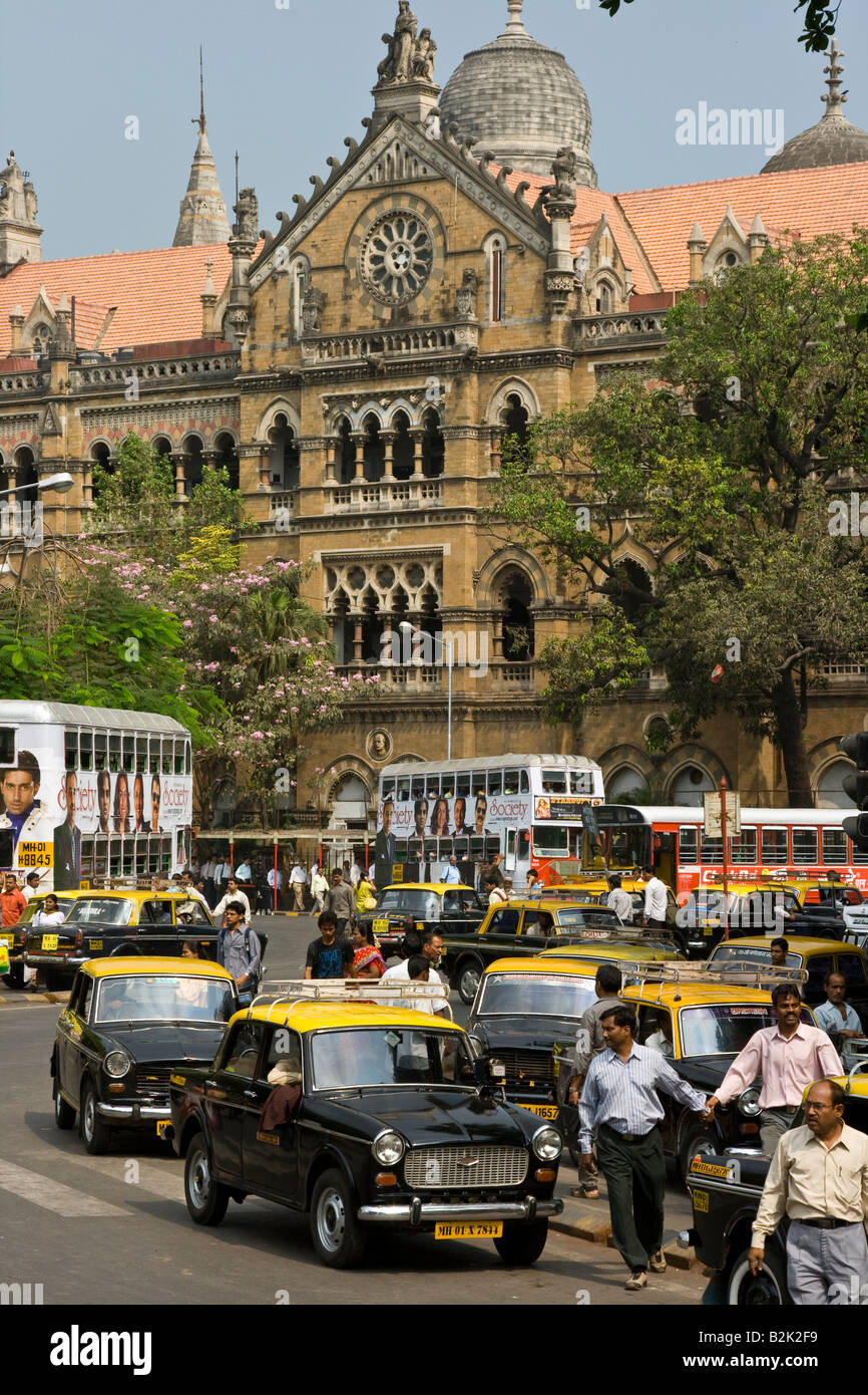 Scène de rue en face de la Gare Chhatrapati Shivaji de Mumbai Inde Banque D'Images