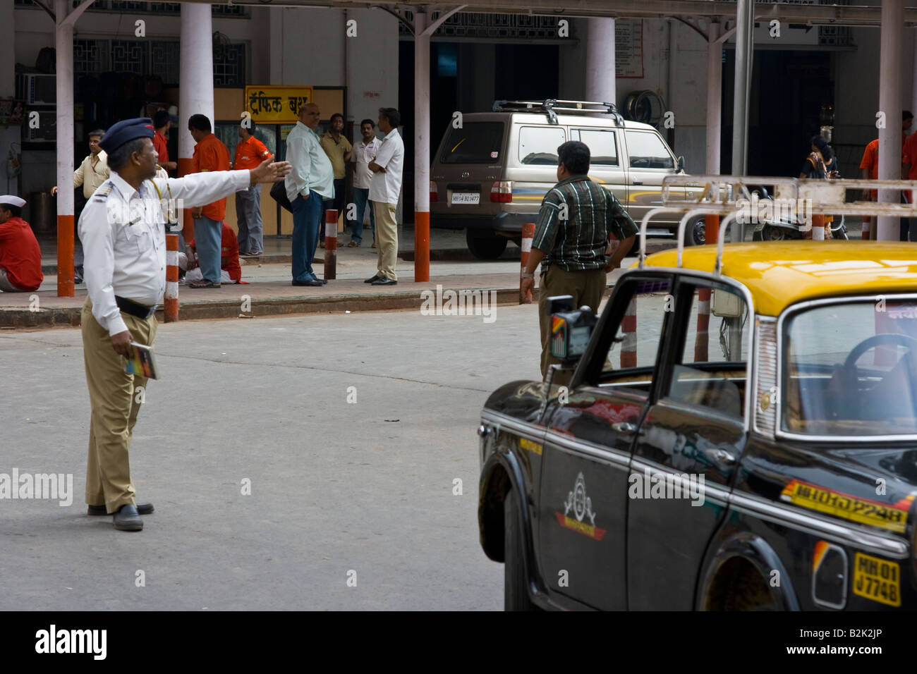 Diriger la circulation à la Gare Chhatrapati Shivaji de Mumbai Inde Banque D'Images