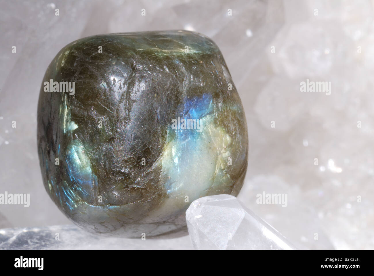 Bijou Labradorite alimenté sur les druzes de cristaux de quartz Banque D'Images