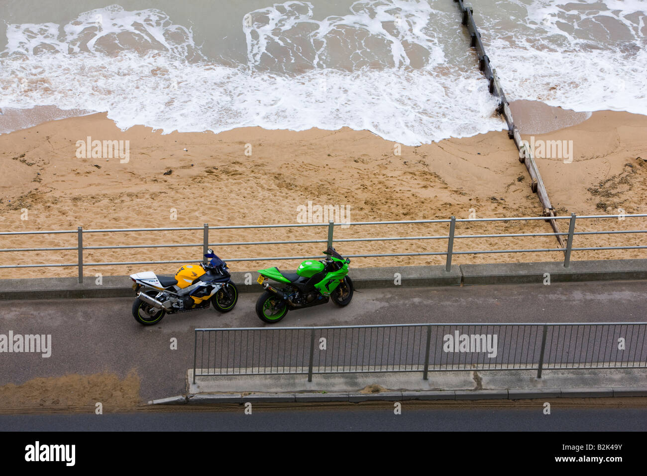 Paire de motos garées sur la route à côté de la plage de Ramsgate Kent Banque D'Images