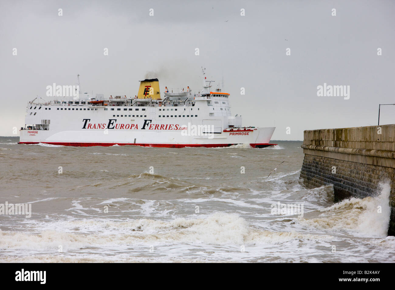 Grand ferry dans une mer s'approche du port de Ramsgate Kent Banque D'Images