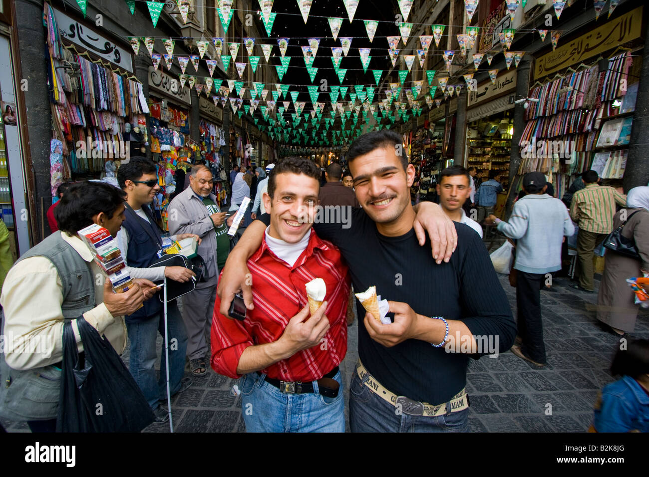 Deux jeunes hommes Eating Ice Cream d'Bekdach Glacier dans le souk Hamidiyya à Damas en Syrie Banque D'Images