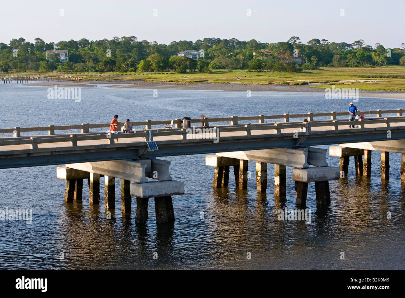 George Crady Bridge pêcheur sur la jetée de pêche State Park, près de Amelia Island, Floride Banque D'Images