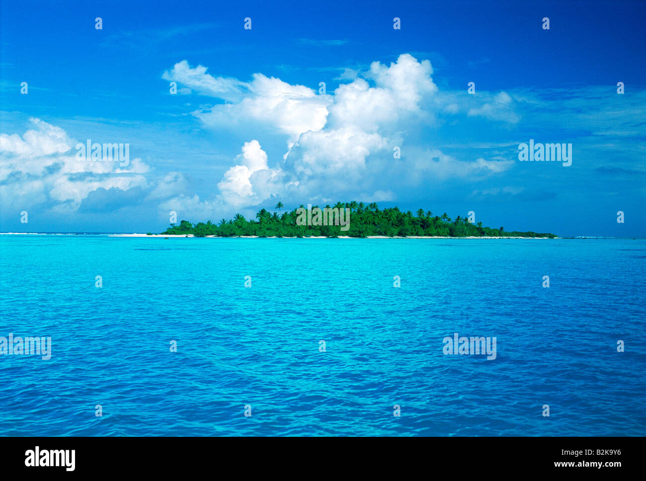 Desert Isle ou île déserte au milieu de l'aqua blue waters représentant les centres de vacances et de vacances s'échappe Banque D'Images