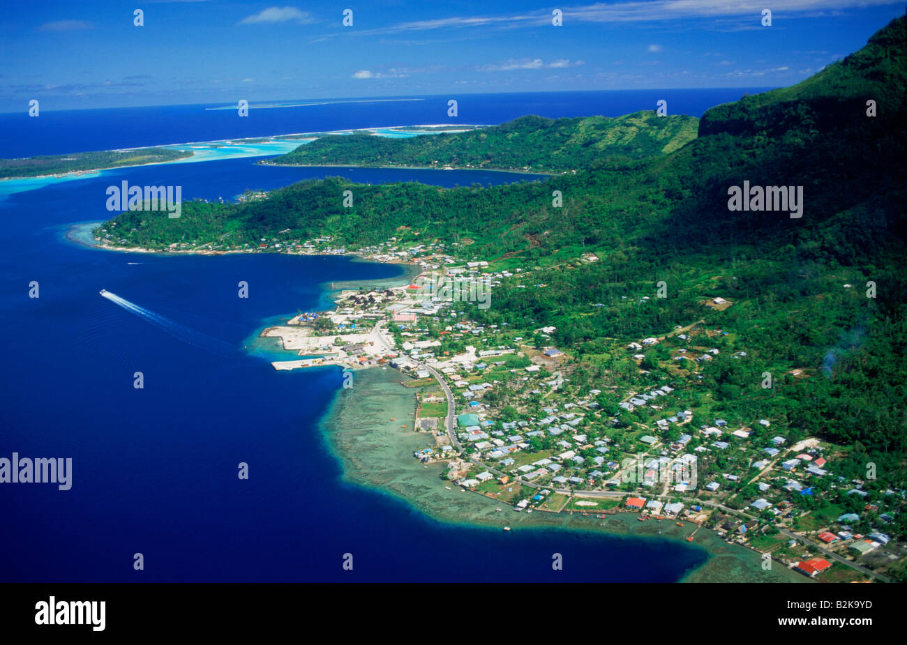 Photo aérienne de Bora Bora avec ville principale de Vaitape sur les eaux du lagon bleu de l'Océan Pacifique Banque D'Images