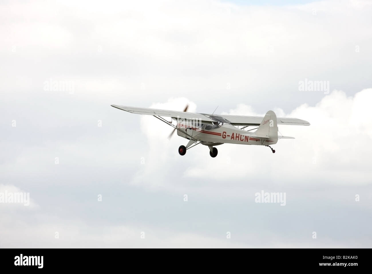 Auster J1N G Alpha-AHCN en vol le décollage de l'Aérodrome Wickenby Banque D'Images