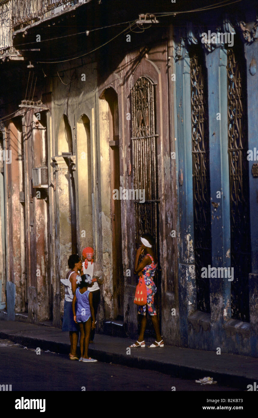 Les femmes et les enfants dans la rue Vieille ville La Havane Cuba Banque D'Images