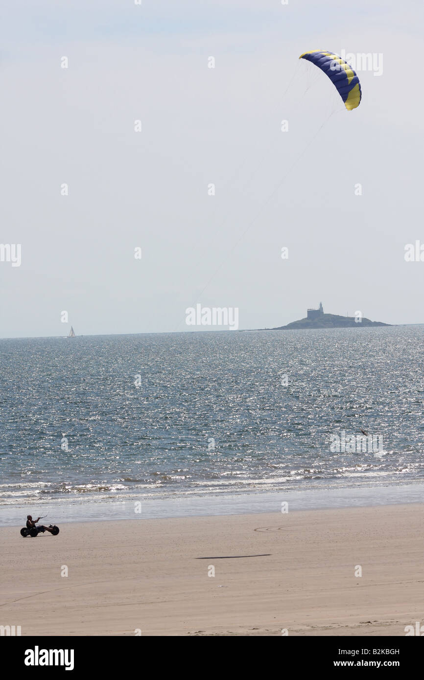 Homme kite-surf sur la plage de la Baie de Swansea West Glamorgan Banque D'Images