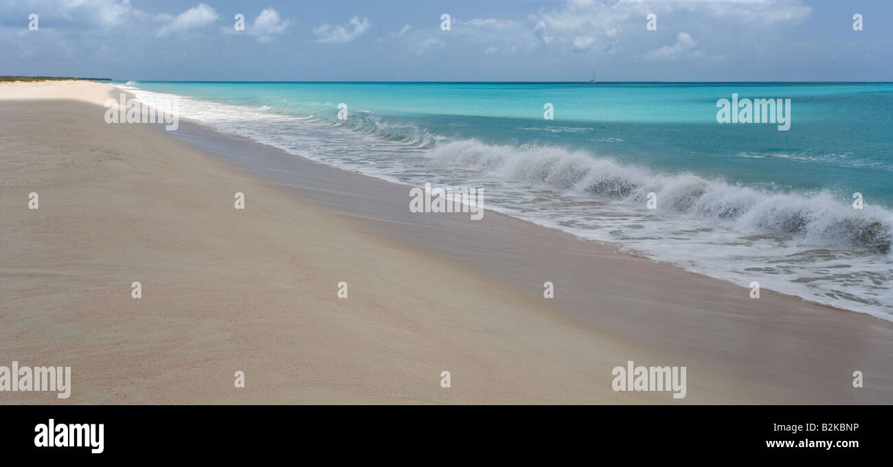 11 Mile Beach sur Barbuda s côte ouest un voilier de croisière est ancrée dans la distance Banque D'Images