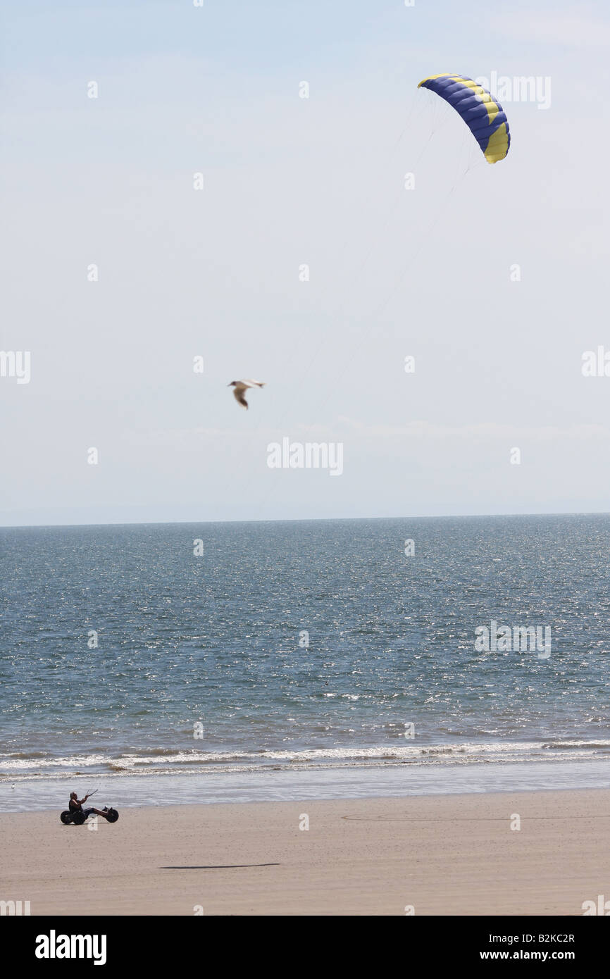 Homme kite-surf sur la plage de la Baie de Swansea West Glamorgan Banque D'Images