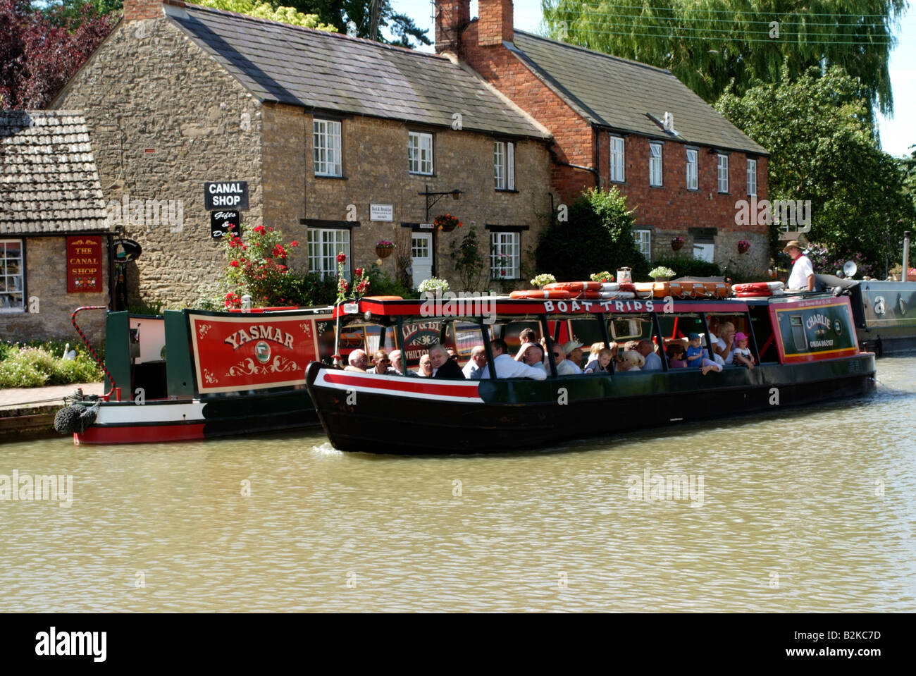 Bateau navire sur le Canal Grand Union Canal, à Stoke Bruerne Northamptonshire Angleterre Banque D'Images