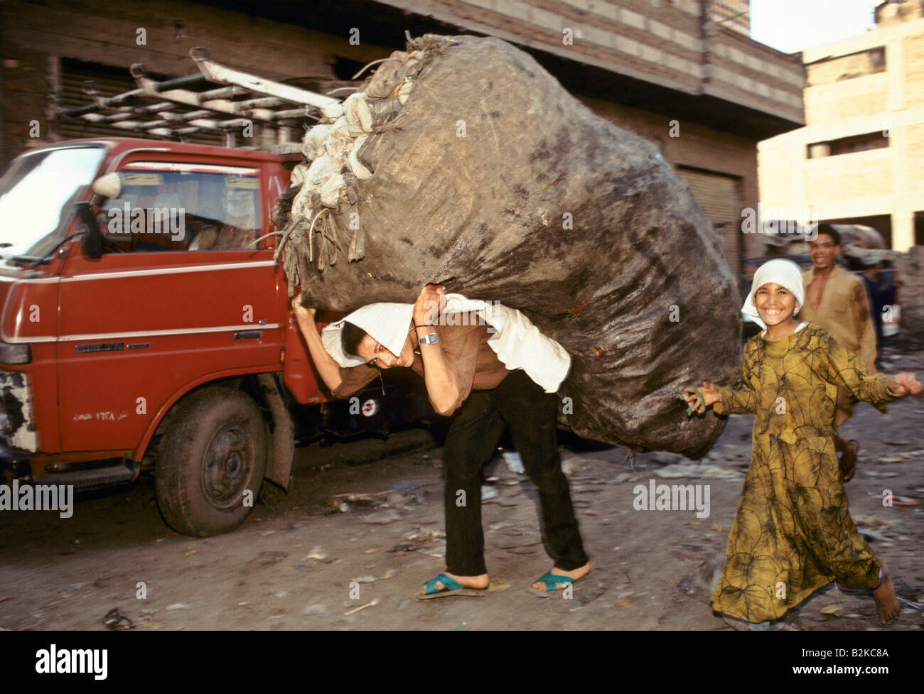 Homme transportant une lourde charge, Le Caire, Egypte Banque D'Images