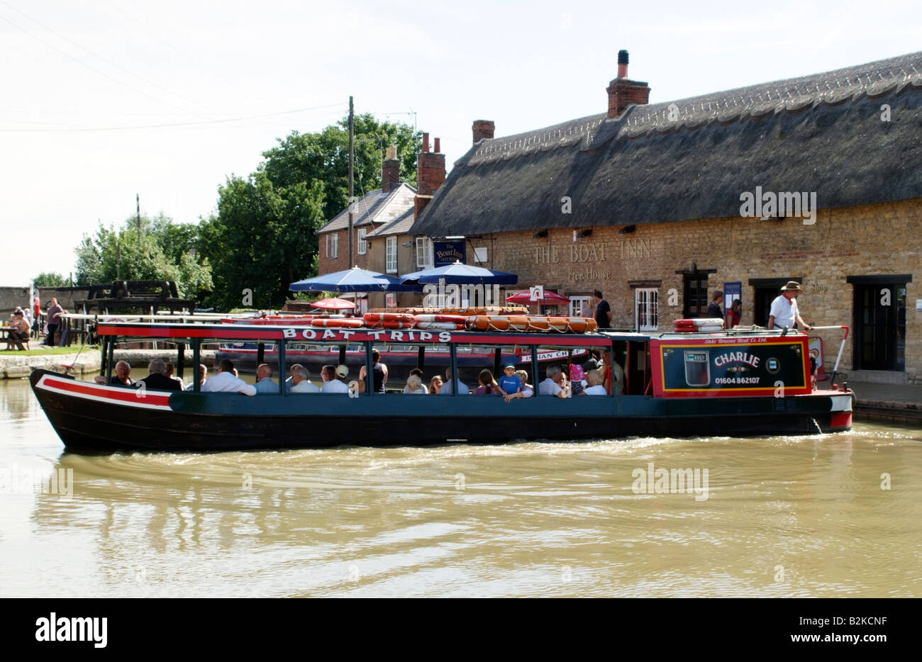 Bateau navire sur le Canal Grand Union Canal, à Stoke Bruerne Northamptonshire Angleterre Banque D'Images