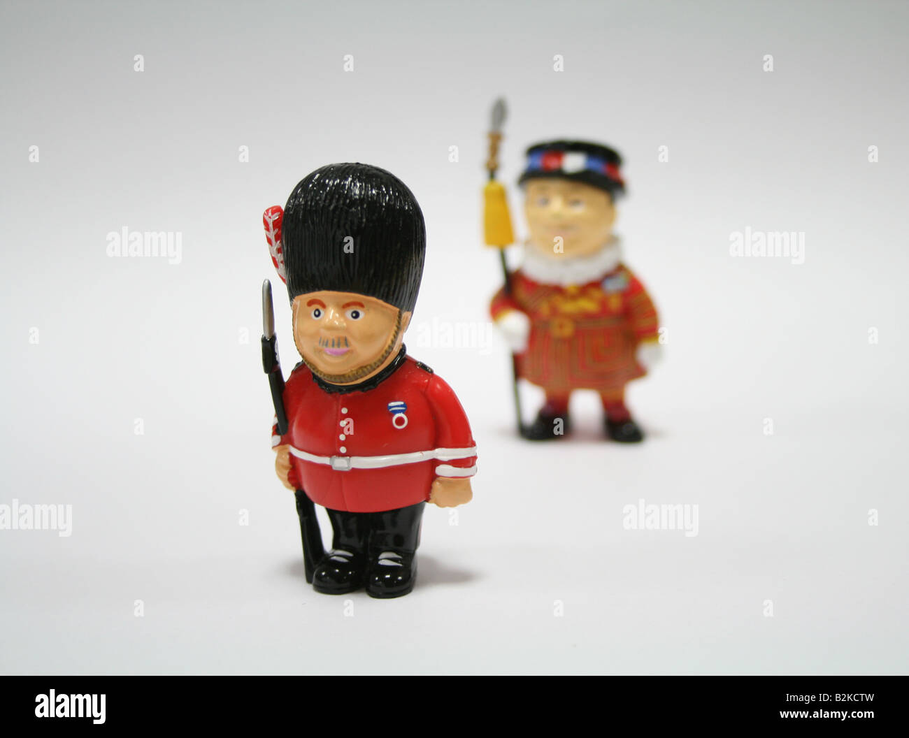 De petites figures d'un gardien (Yeomen) Beefeater et d'un Grenadier Garde côtière canadienne Banque D'Images