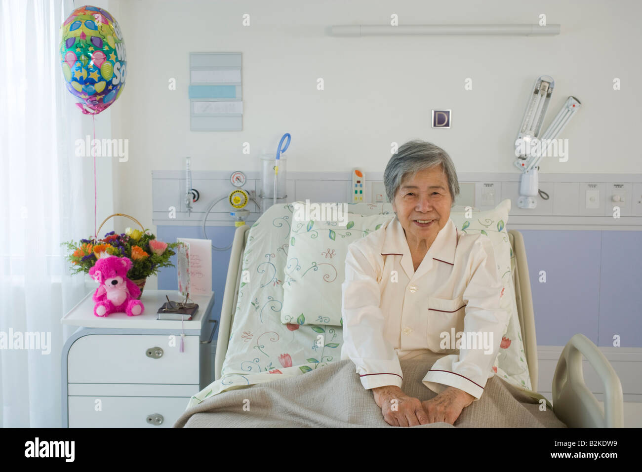 Portrait d'une femme assise dans l'hôpital et souriant Banque D'Images