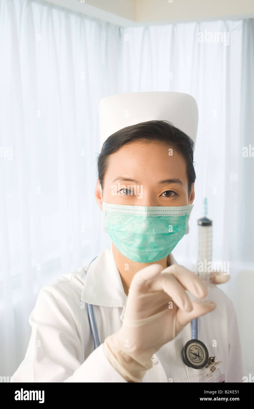 Portrait of a female nurse holding an injection Banque D'Images