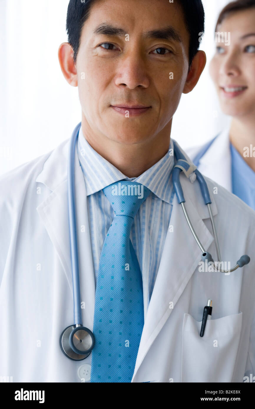 Portrait d'un homme médecin avec un stéthoscope autour du cou Banque D'Images