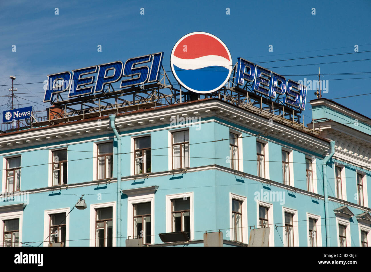 Signe Pepsi sur immeuble sur Nevsky Prospekt, Saint-Pétersbourg, Russie Banque D'Images