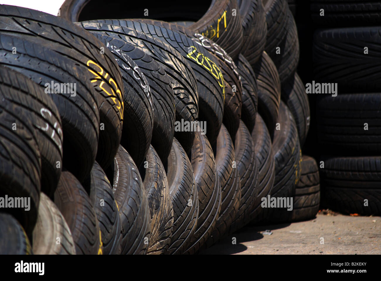 Recyclage de pneus empilés pour Banque D'Images